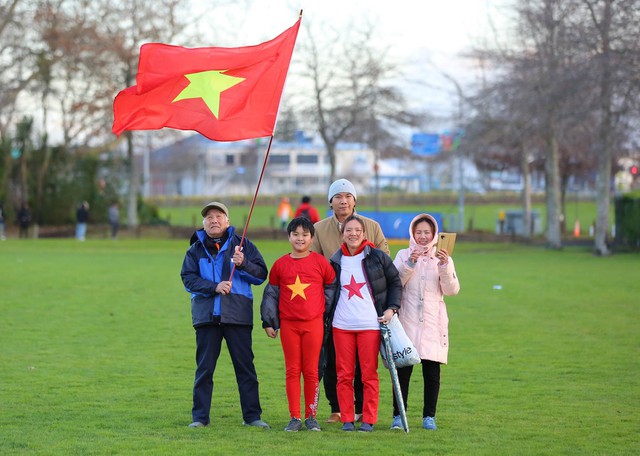 Người hâm mộ rộn ràng đến sân tiếp sức mạnh tinh thần cho đội tuyển nữ Việt Nam - Ảnh 3